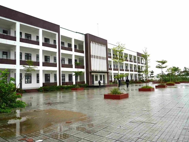 Trường cũ xuống cấp, trường mới hơn 23 tỉ đồng vẫn “cửa đóng then cài” - ảnh 1