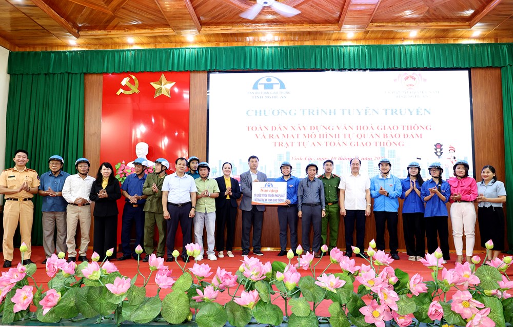 Đẩy mạnh phong trào “Toàn dân xây dựng văn hóa giao thông an toàn” - ảnh 2