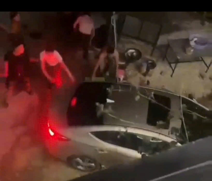 “Thót tim” tài xế liên tục lùi, tiến lao xe đâm vào vòng vây hỗn loạn - ảnh 1