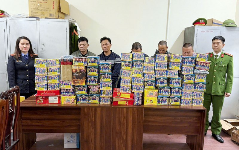 Bắt giữ 13 đối tượng buôn bán, tàng trữ hàng cấm và trốn truy nã - ảnh 1