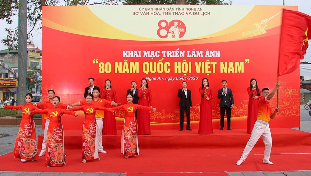 Triển lãm ảnh kỷ niệm 80 năm Quốc hội Việt Nam tại Nghệ An - ảnh 2