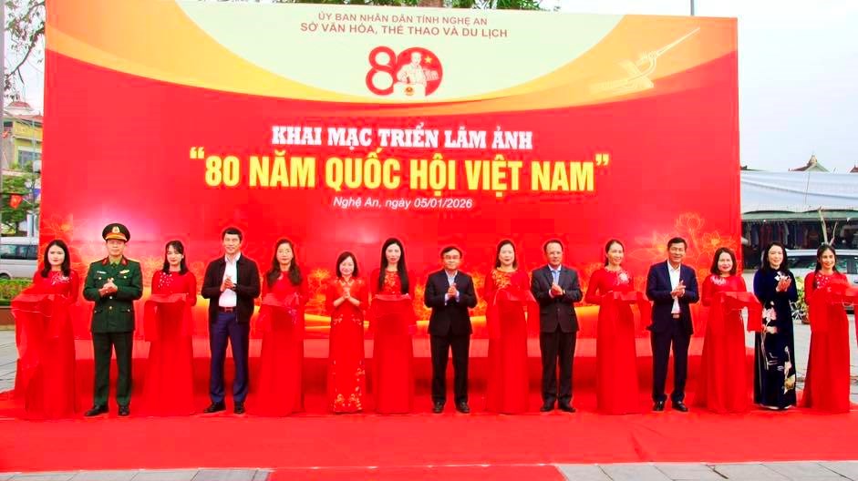 Triển lãm ảnh kỷ niệm 80 năm Quốc hội Việt Nam tại Nghệ An - ảnh 1