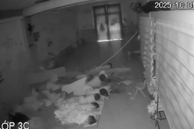 Sập trần lớp học mầm non, bé gái bị thương nhập viện - ảnh 1