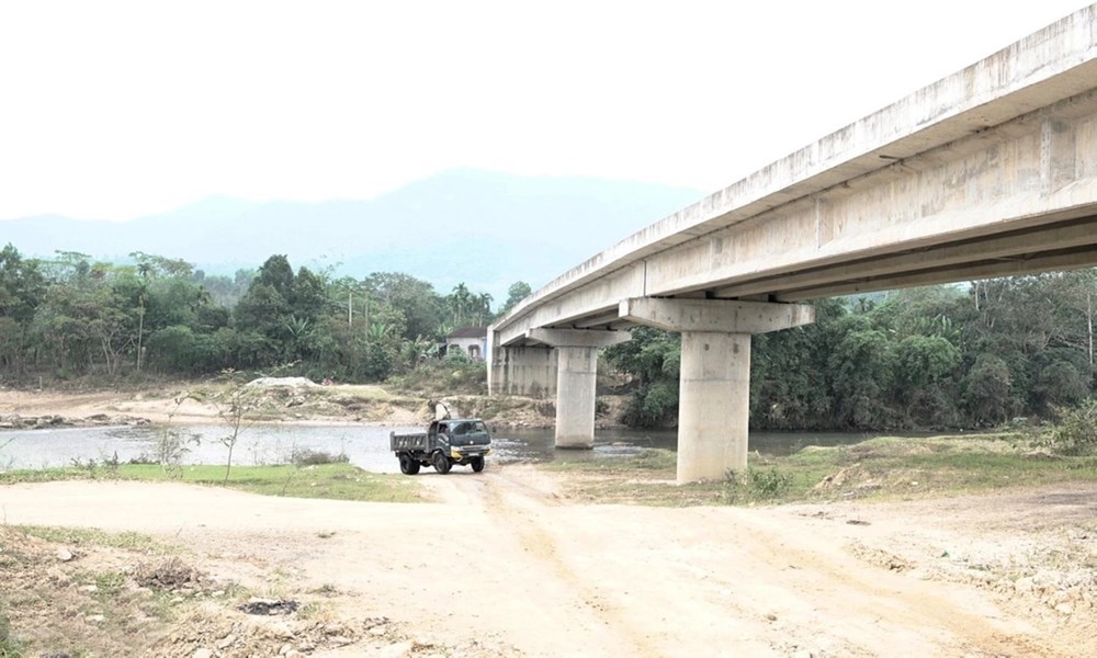 Cầu tiền tỉ xây xong “đắp chiếu”, người dân vẫn phải lội suối - ảnh 3