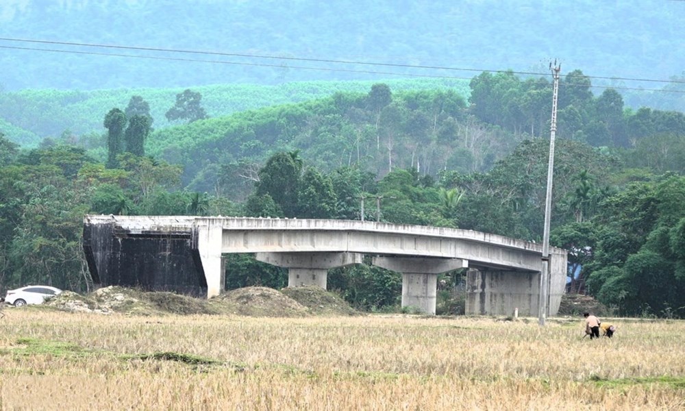 Cầu tiền tỉ xây xong “đắp chiếu”, người dân vẫn phải lội suối - ảnh 1