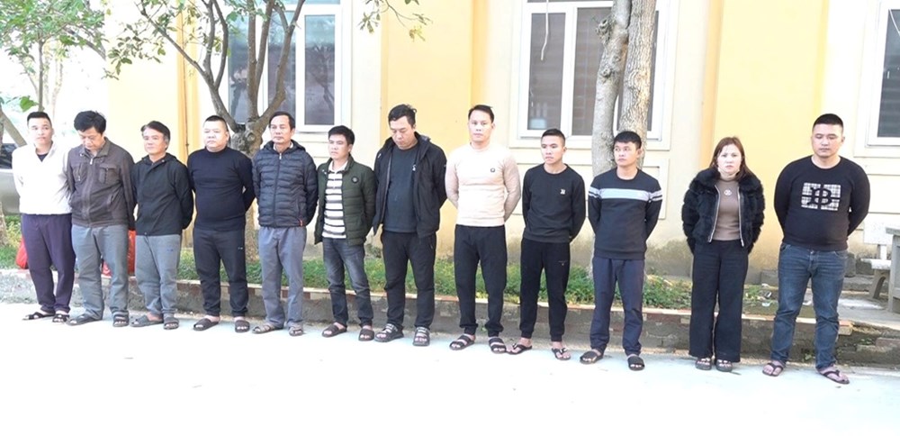 Triệt phá sòng bạc dưới hầm kín, 12 đối tượng bị tạm giữ - ảnh 1