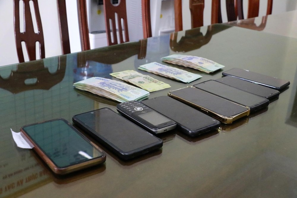 Triệt phá sòng bạc dưới hầm kín, 12 đối tượng bị tạm giữ - ảnh 2