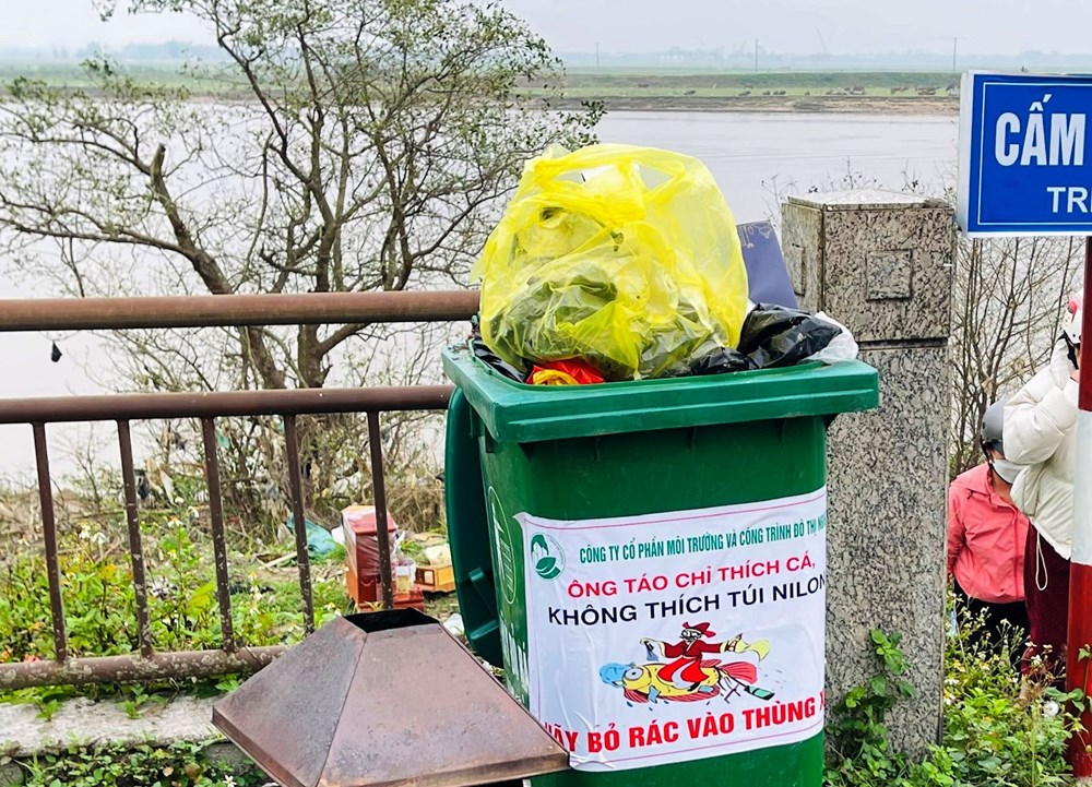 Tái diễn người dân thả cá chép, “tiện tay” xả rác bừa bãi - ảnh 9