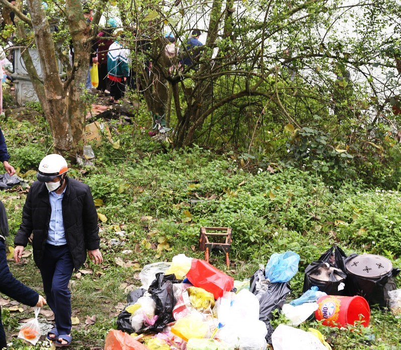 Tái diễn người dân thả cá chép, “tiện tay” xả rác bừa bãi - ảnh 8