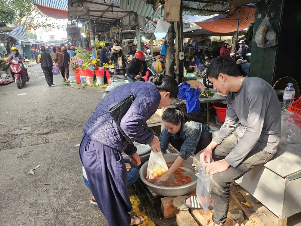 Tái diễn người dân thả cá chép, “tiện tay” xả rác bừa bãi - ảnh 4