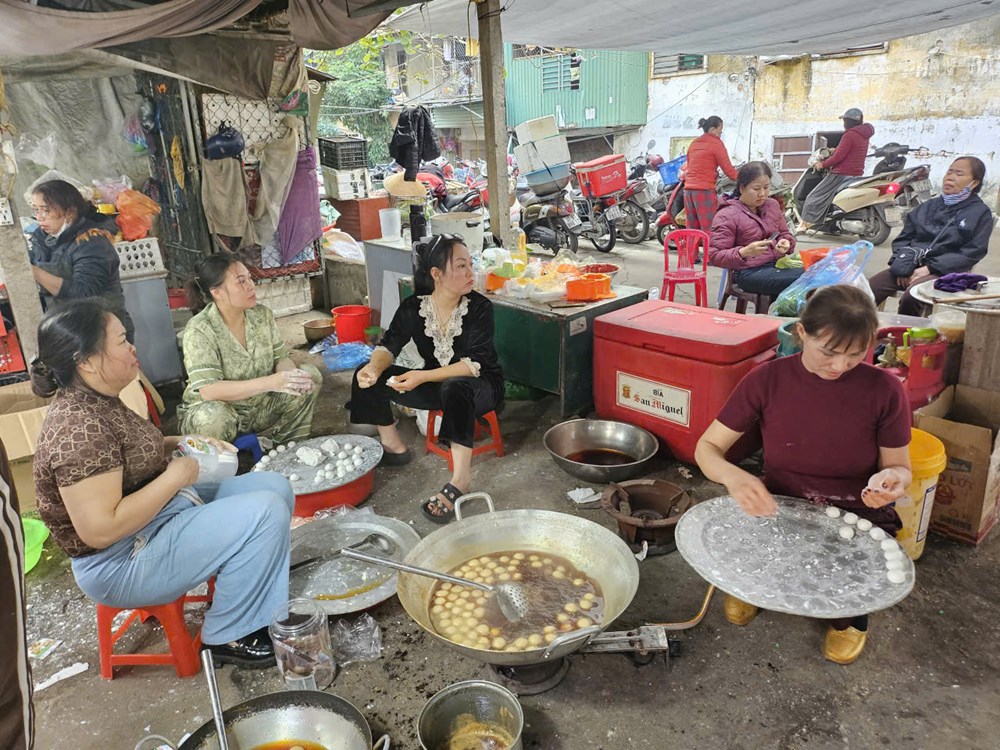 Tái diễn người dân thả cá chép, “tiện tay” xả rác bừa bãi - ảnh 2