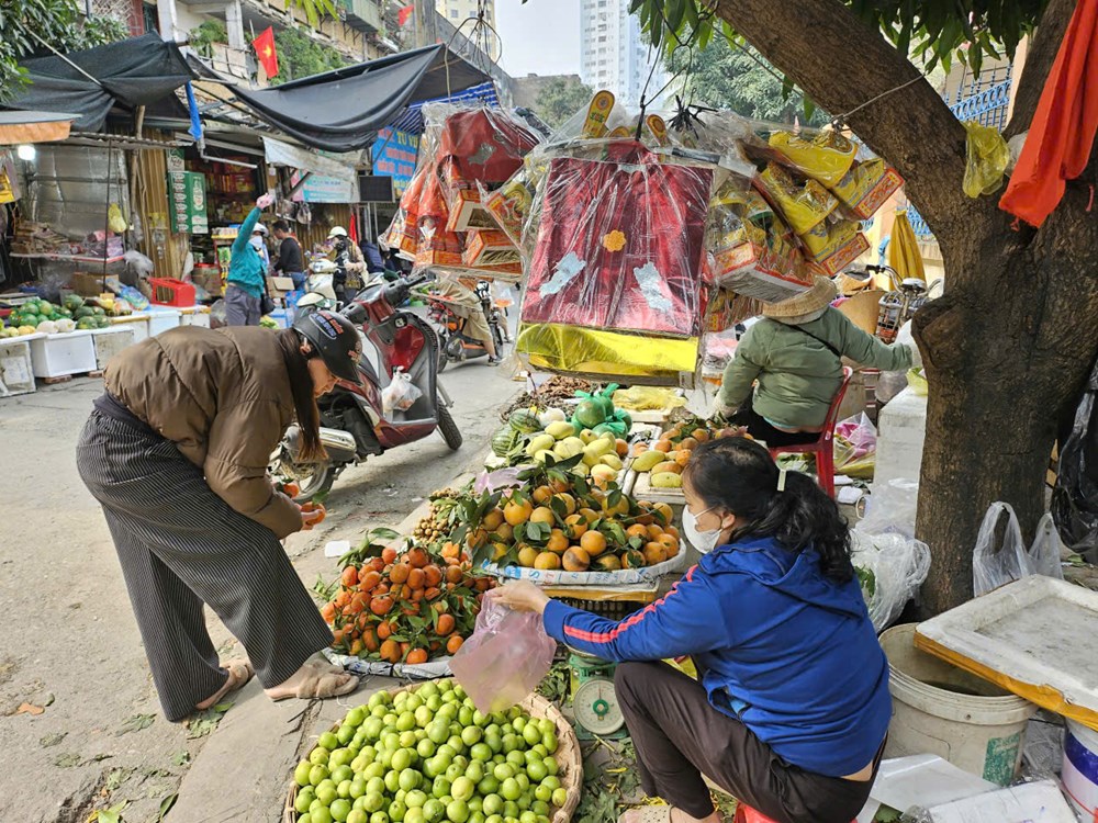 Tái diễn người dân thả cá chép, “tiện tay” xả rác bừa bãi - ảnh 1