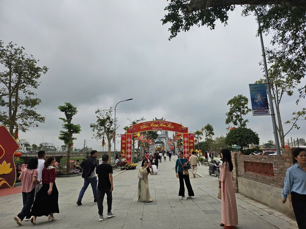 Dòng người nườm nượp về đền Ông Hoàng Mười dâng lễ đầu Xuân - ảnh 9