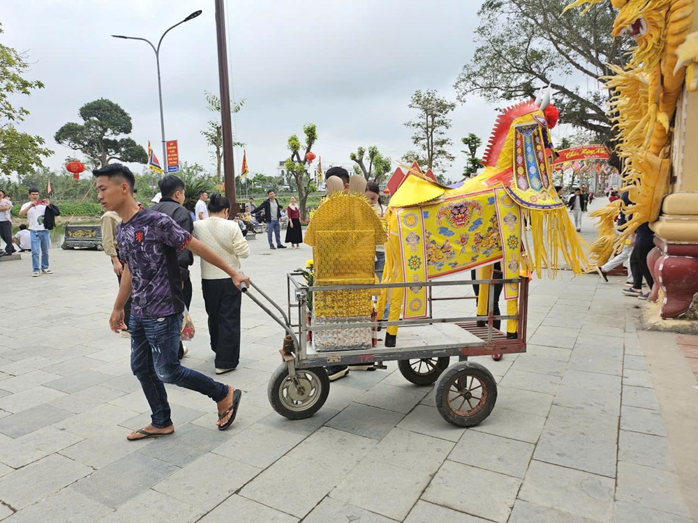 Dòng người nườm nượp về đền Ông Hoàng Mười dâng lễ đầu Xuân - ảnh 7