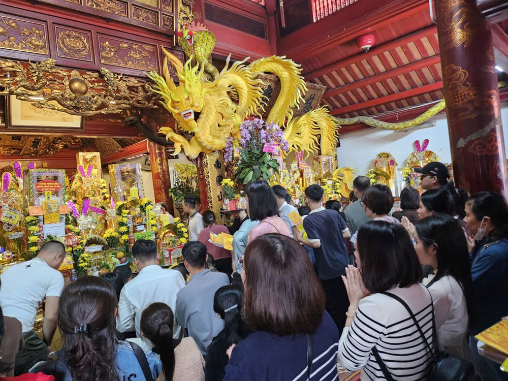 Dòng người nườm nượp về đền Ông Hoàng Mười dâng lễ đầu Xuân - ảnh 8