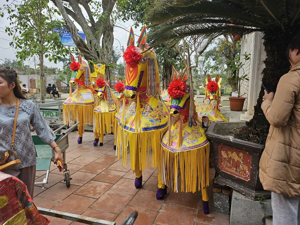 Dòng người nườm nượp về đền Ông Hoàng Mười dâng lễ đầu Xuân - ảnh 6