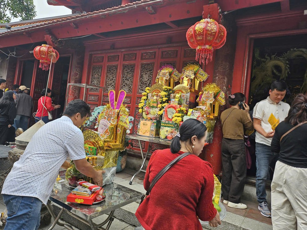 Dòng người nườm nượp về đền Ông Hoàng Mười dâng lễ đầu Xuân - ảnh 5