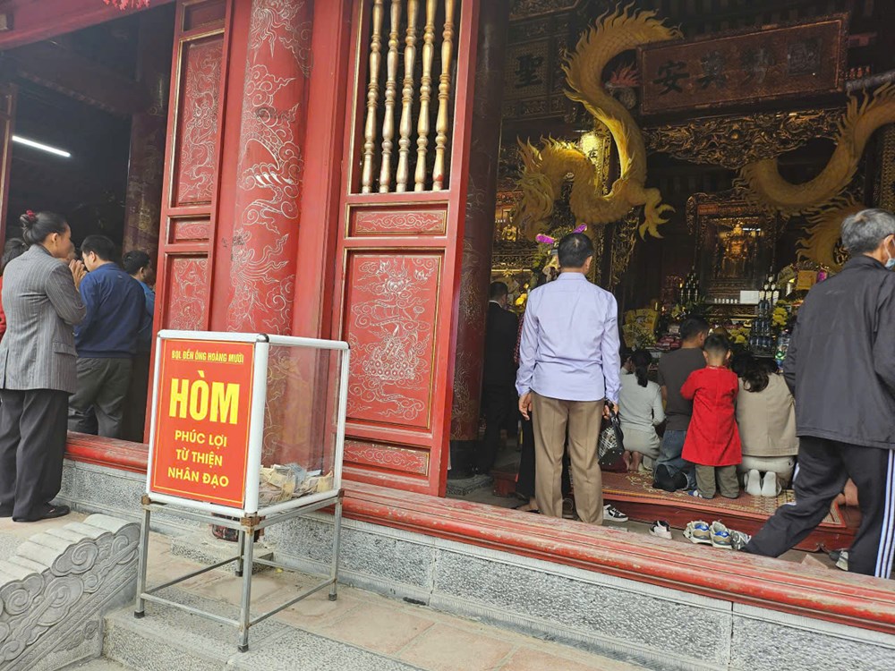Dòng người nườm nượp về đền Ông Hoàng Mười dâng lễ đầu Xuân - ảnh 2