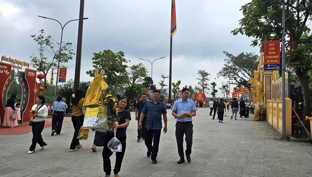 Dòng người nườm nượp về đền Ông Hoàng Mười dâng lễ đầu Xuân - ảnh 4