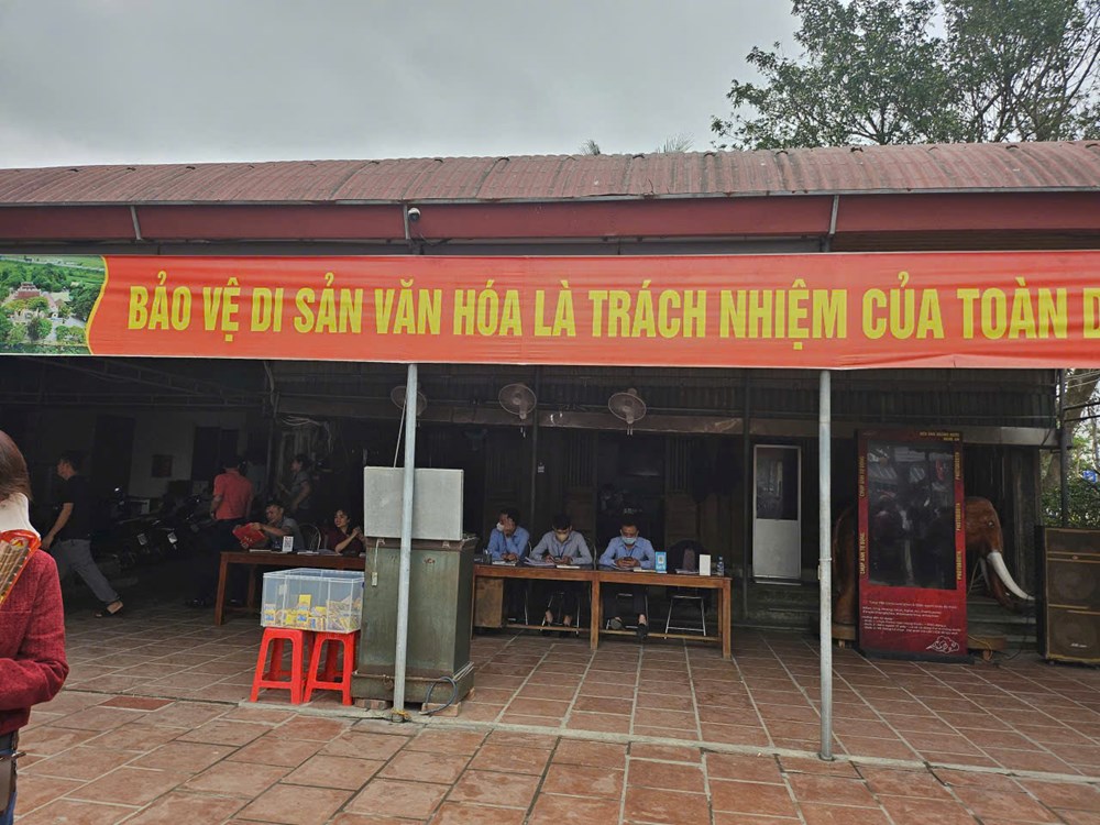 Dòng người nườm nượp về đền Ông Hoàng Mười dâng lễ đầu Xuân - ảnh 3