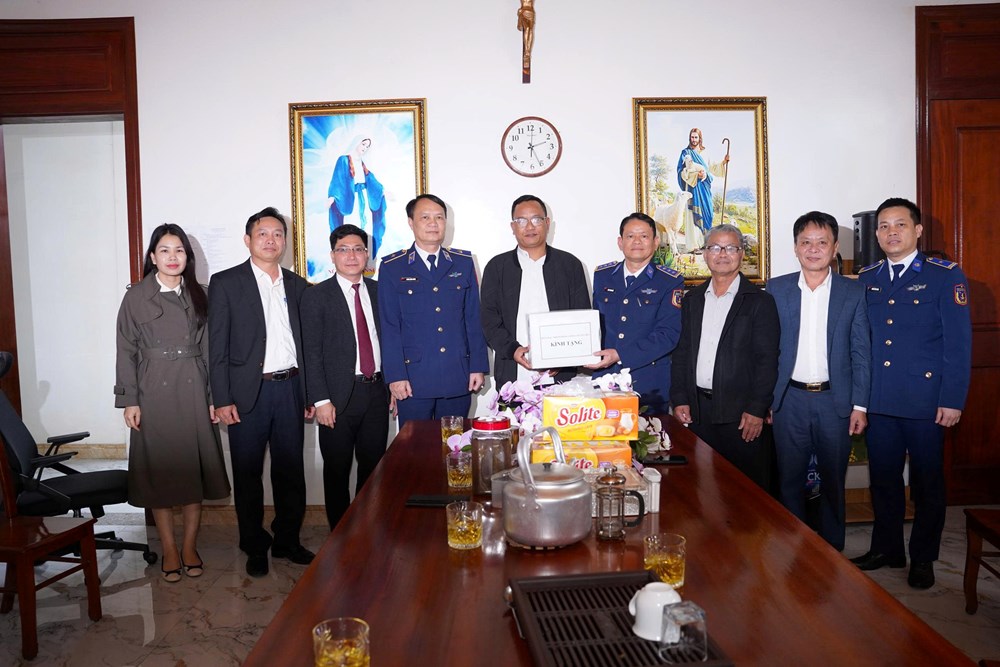 Cảnh sát biển tuyên truyền pháp luật, tặng quà tại Nghệ An - ảnh 3