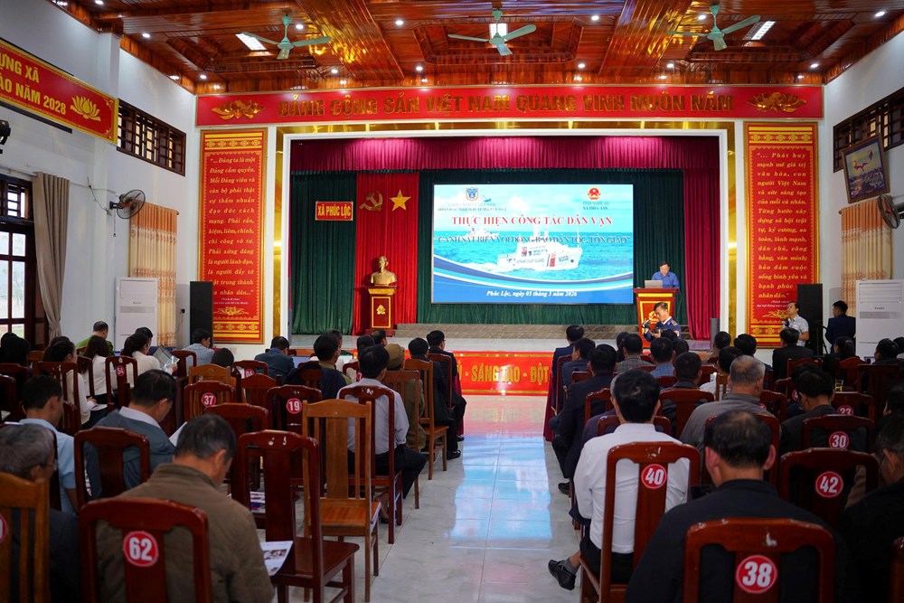 Cảnh sát biển tuyên truyền pháp luật, tặng quà tại Nghệ An - ảnh 1