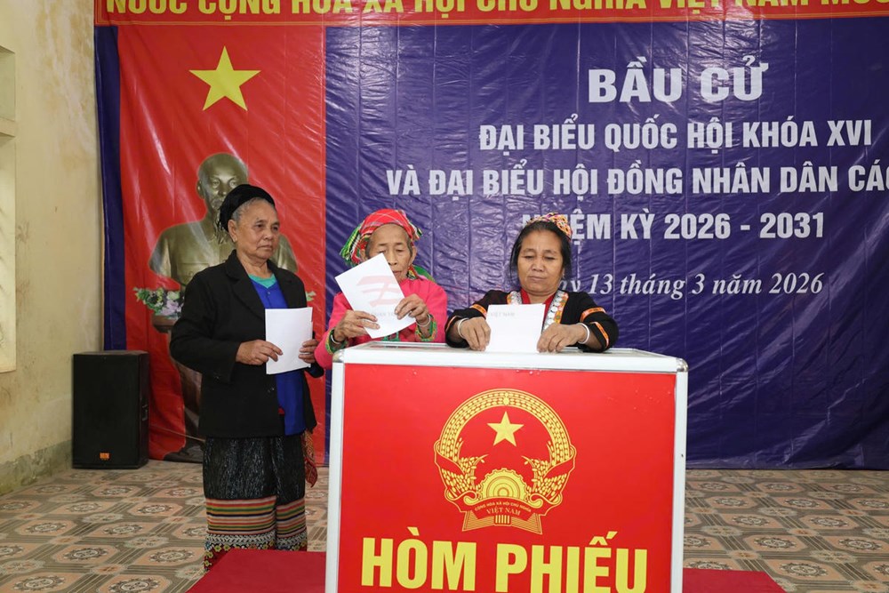 Cử tri ở 55 khu vực miền núi, biên giới Nghệ An đi bầu cử sớm - ảnh 1