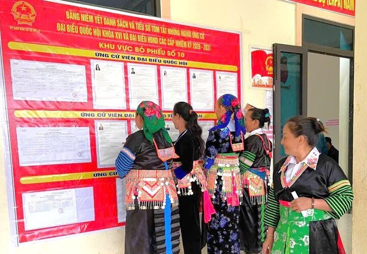 Cử tri ở 55 khu vực miền núi, biên giới Nghệ An đi bầu cử sớm - ảnh 2