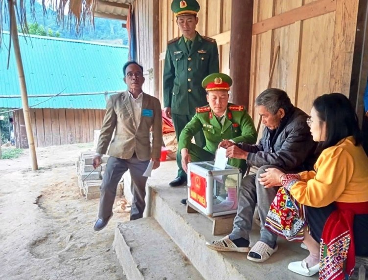 Cử tri ở 55 khu vực miền núi, biên giới Nghệ An đi bầu cử sớm - ảnh 5