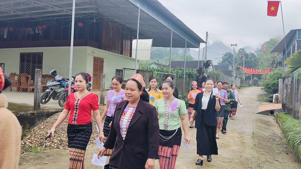 Cử tri Nghệ An rộn ràng, nô nức đi bầu cử - ảnh 5