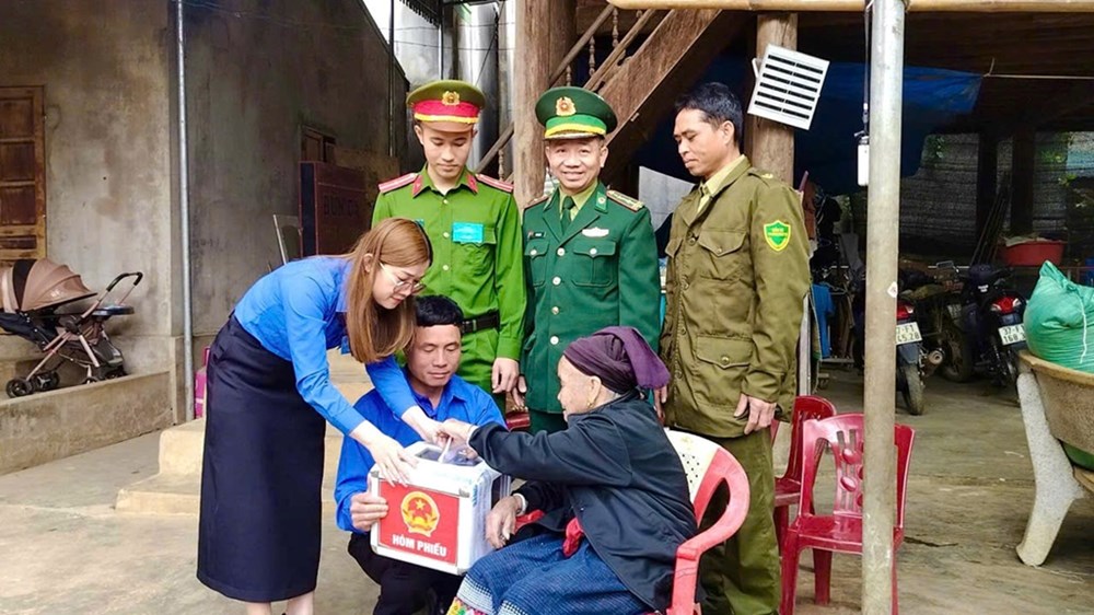 Cử tri Nghệ An rộn ràng, nô nức đi bầu cử - ảnh 3