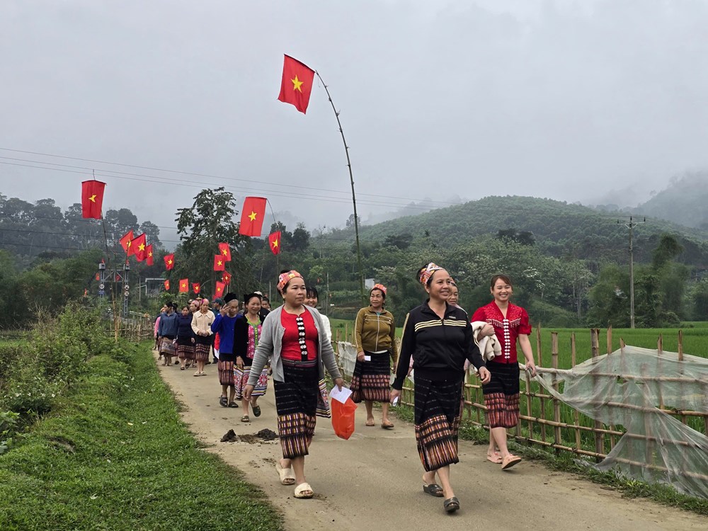 Ấn tượng trang phục truyền thống trong Ngày hội non sông ở miền tây xứ Nghệ - ảnh 1