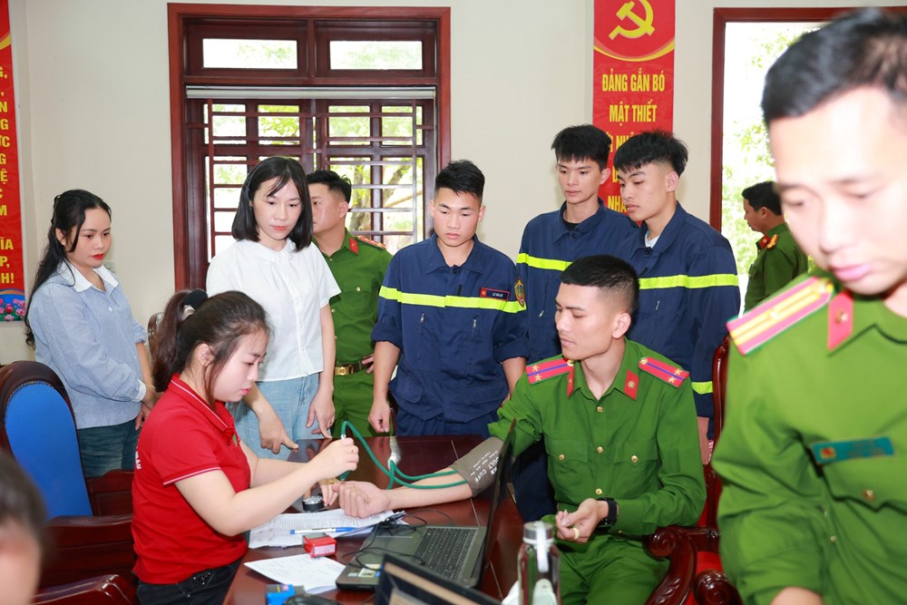 Lính cứu hỏa xứ Nghệ lan tỏa nghĩa cử hiến máu cứu người - ảnh 1