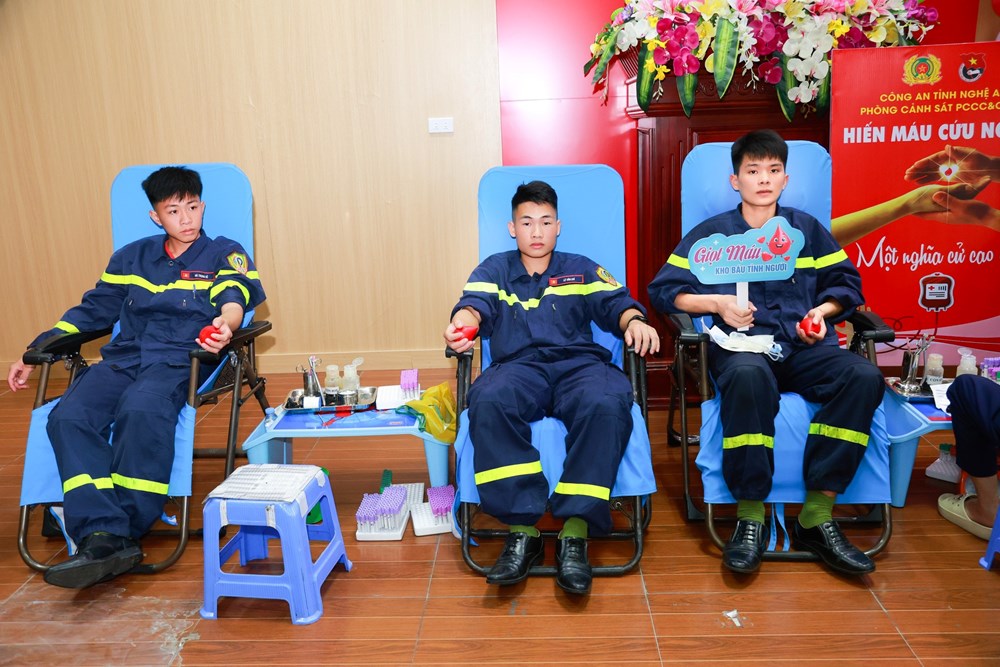Lính cứu hỏa xứ Nghệ lan tỏa nghĩa cử hiến máu cứu người - ảnh 4