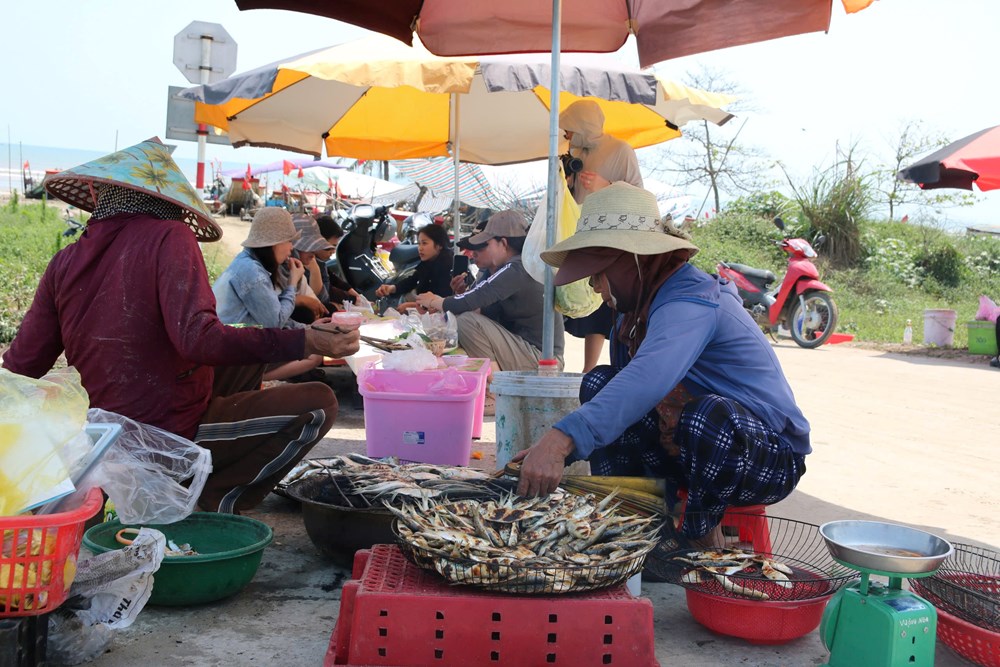 Mùa cá trích nướng tạo “cơn sốt” hút khách ven biển - ảnh 4