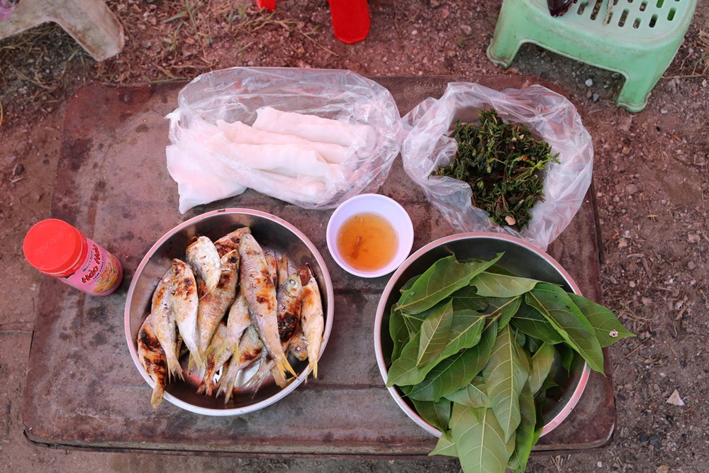 Mùa cá trích nướng tạo “cơn sốt” hút khách ven biển - ảnh 5