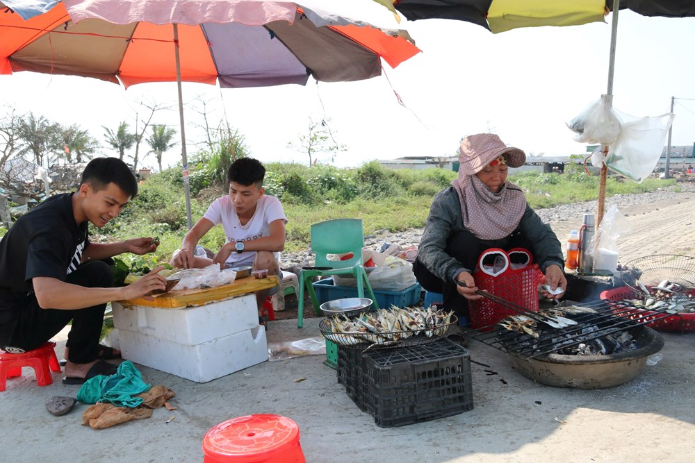 Mùa cá trích nướng tạo “cơn sốt” hút khách ven biển - ảnh 7
