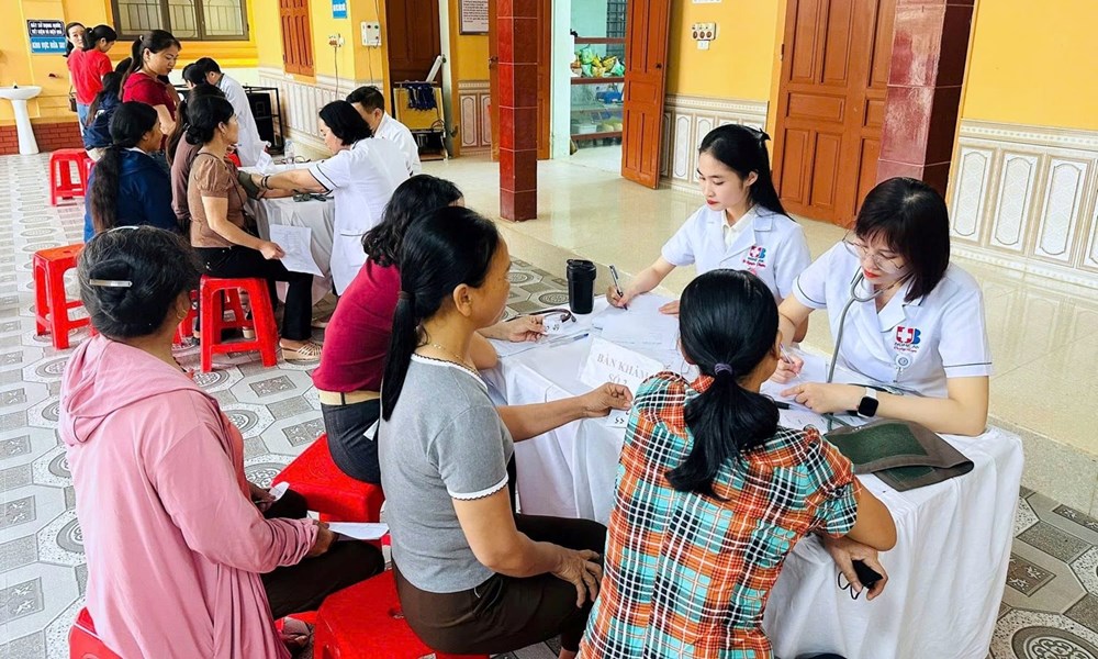 Khám, tầm soát ung thư miễn phí cho hàng trăm người dân - ảnh 1