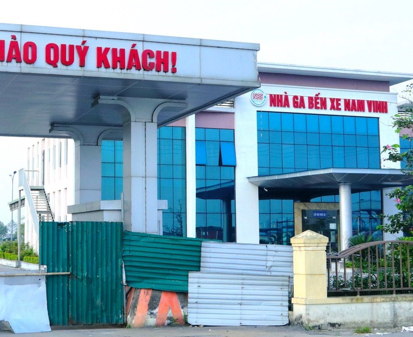 Bến xe 250 tỉ đồng xây xong vẫn “cửa đóng then cài” - ảnh 4