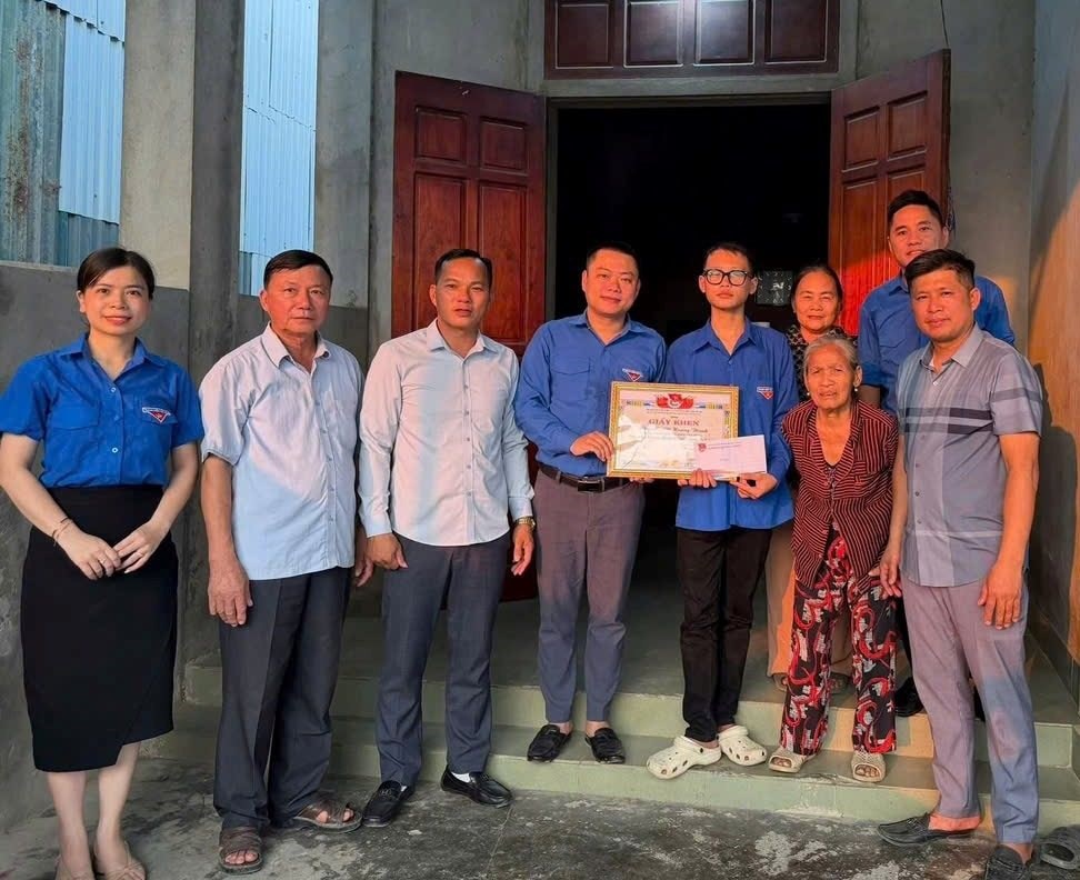 Khen thưởng nam sinh lớp 10 dũng cảm lao ra biển cứu người giữa dòng xoáy - ảnh 1