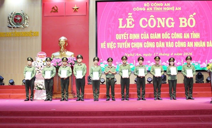 Tiếp nhận 30 nhân viên an ninh hàng không vào lực lượng Công an nhân dân - ảnh 1