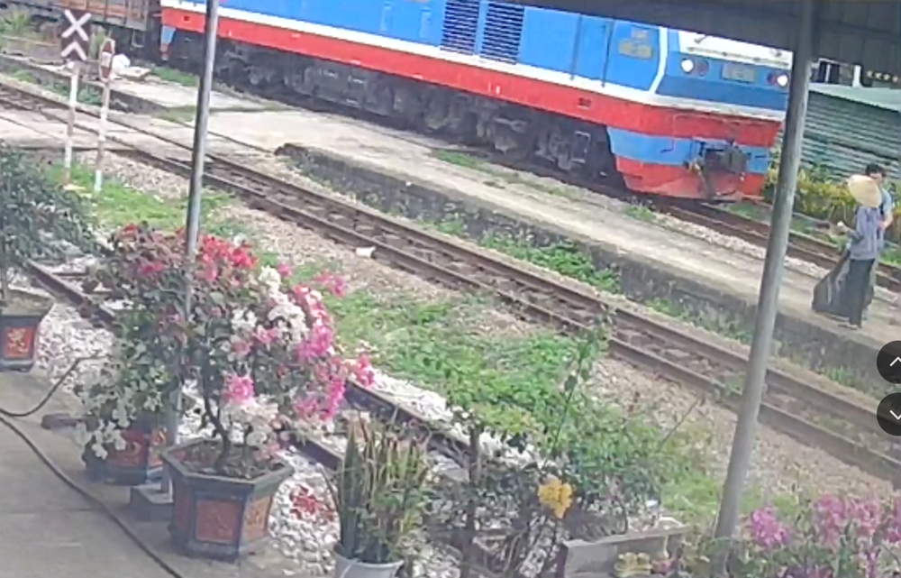 Kịp cứu cụ bà trong “gang tấc” khỏi đường ray khi tàu lao đến gần - ảnh 1