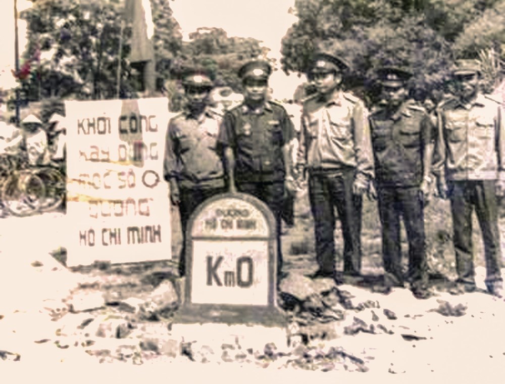 Hành trình lá đại kỳ vượt hơn 400km kết nối những “địa chỉ đỏ” - ảnh 4
