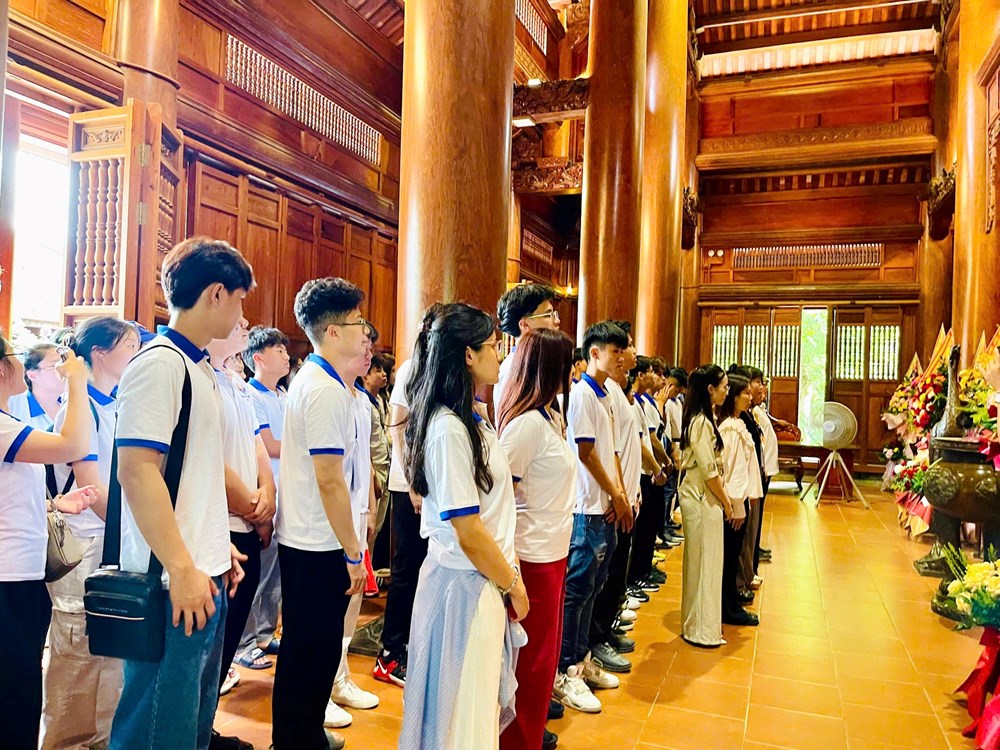 Hàng vạn du khách về thăm quê Bác trong ngày vui thống nhất non sông - ảnh 3