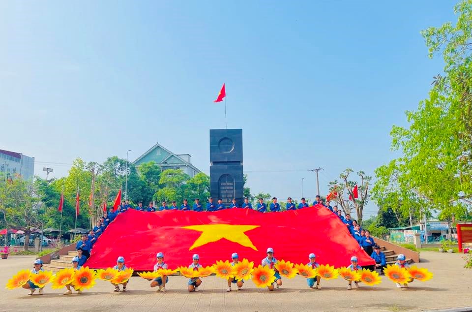 Hành trình lá đại kỳ vượt hơn 400km kết nối những “địa chỉ đỏ” - ảnh 3
