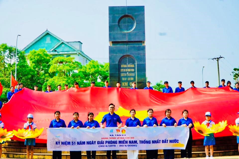 Hành trình lá đại kỳ vượt hơn 400km kết nối những “địa chỉ đỏ” - ảnh 1