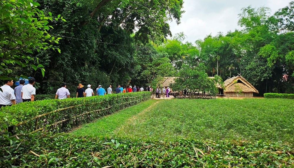Hàng vạn du khách về thăm quê Bác trong ngày vui thống nhất non sông - ảnh 1