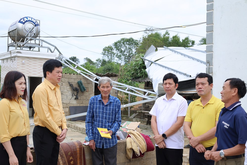 Thăm hỏi, hỗ trợ người dân bị thiệt hại do giông lốc - ảnh 1
