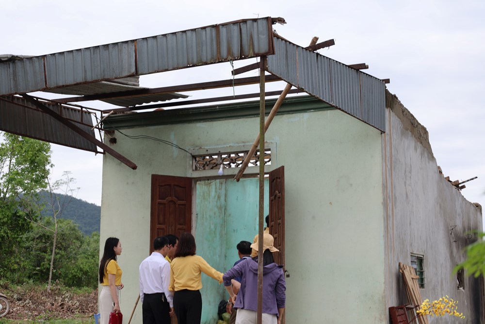 Thăm hỏi, hỗ trợ người dân bị thiệt hại do giông lốc - ảnh 2