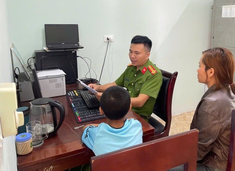 Điều tra vụ việc bé trai lớp 6 nghi bị bố và mẹ kế bạo hành - ảnh 2